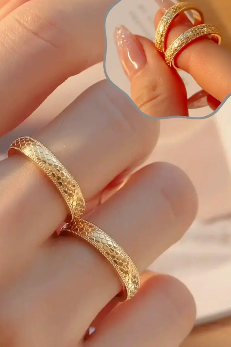 أوليس فيرس  خاتم نسائي ذهبي سداسي الشكل من التيتانيوم والفولاذ مجموعة من قطعتين قابل للارتداء معا مقاس 8 أمريكي - Image 3