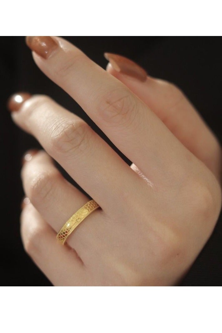 أوليس فيرس  خاتم نسائي ذهبي سداسي الشكل من التيتانيوم والفولاذ مجموعة من قطعتين قابل للارتداء معا مقاس 8 أمريكي - Image 4