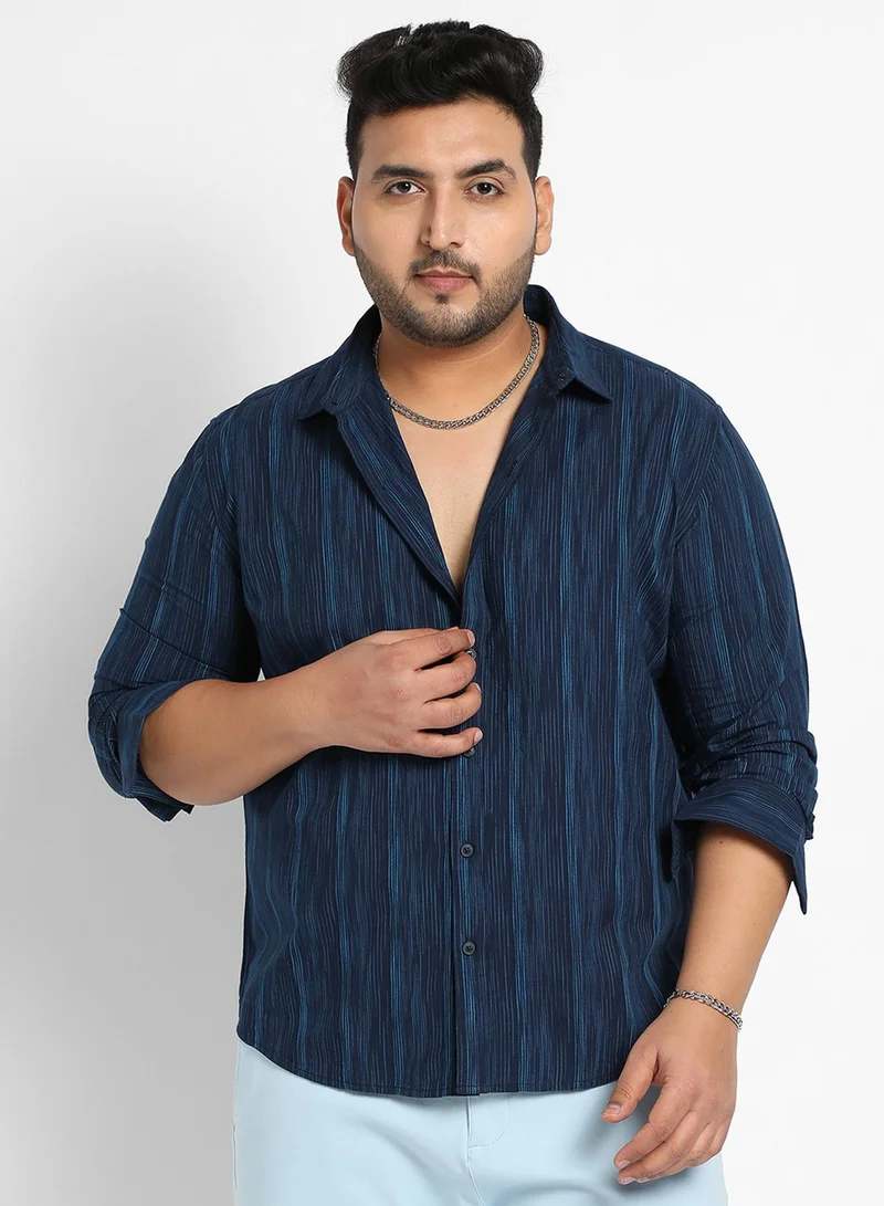 انستافاب بلس قميص رجالي أزرق داكن مخطط بألوان متدرجة بياقة ممتدة وأكمام طويلة وفتحة أزرار من القطن بتصميم مريح للارتداء اليومي