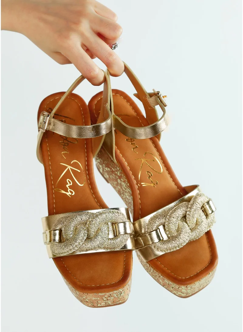 لندن راج صندل ويدج مزين بسلسلة باللون الذهبي