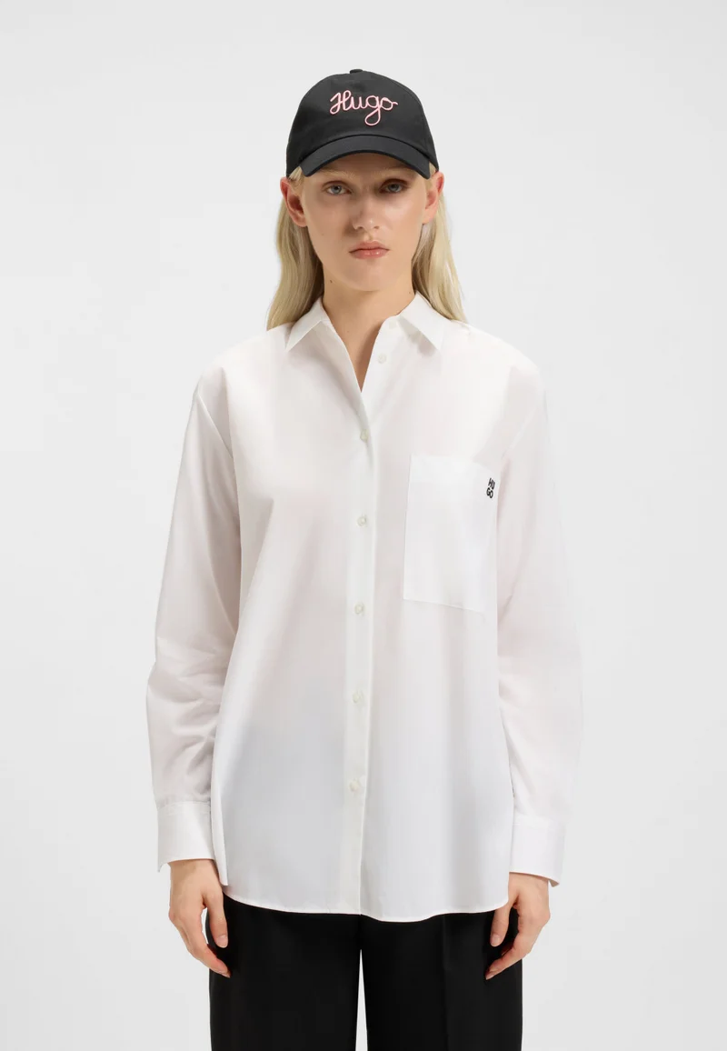 هوجو بلوزة بقصة واسعة من قماش قطني بشعار مطرز