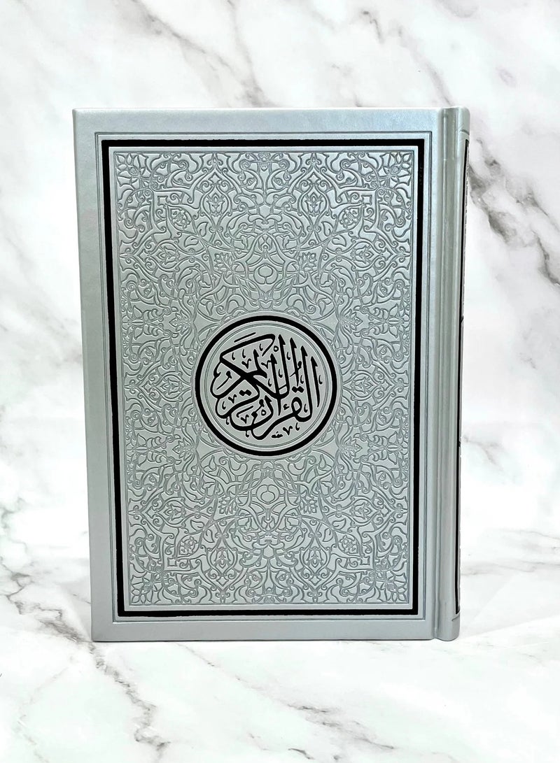 قران ملون الأطراف مترجم عربي وانكليزي قياس 20*14سم لون فضي - Image 1