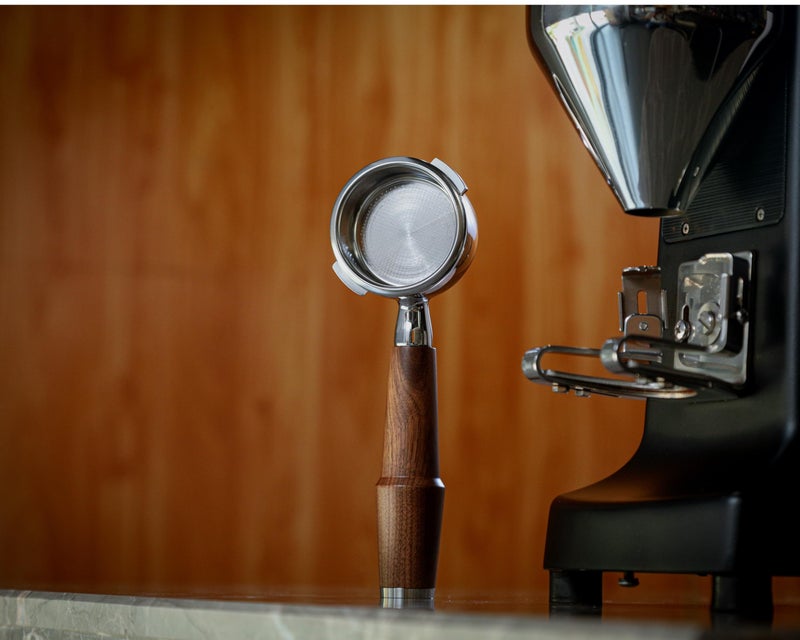 KNODOS 58mm Bottomless Portafilter for Gaggia Classic Pro, Evo, E24 Espresso Machines With Upgraded Walnut Handle and 18-21 Gram Filter Basket - Image 2