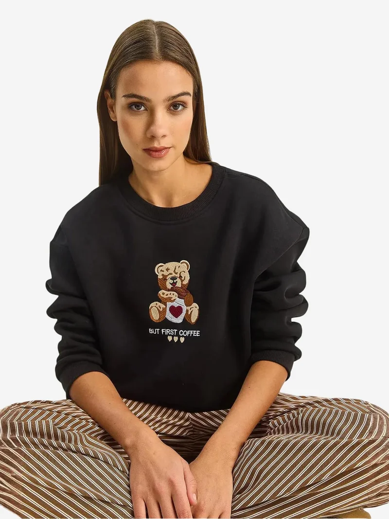 Bianco Lucci LUCCI Embroidered Crew Neck Long Sleeve Sweatshirt