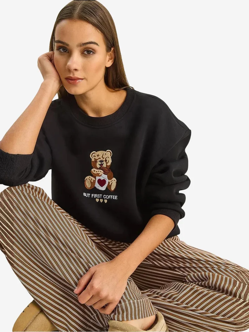 Bianco Lucci LUCCI Embroidered Crew Neck Long Sleeve Sweatshirt