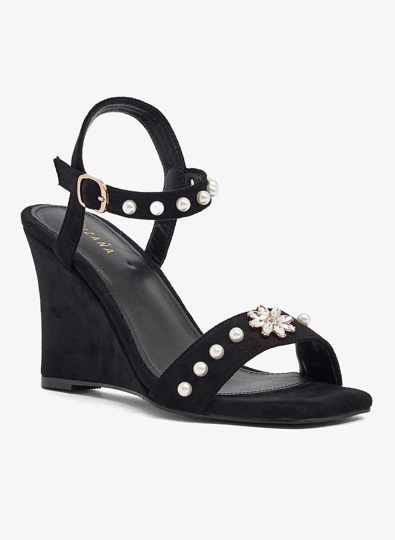 خزانة صندل أسود بكعب إسفين وحزام لؤلؤ وزخرفة زهرة كريستالية - Image 2