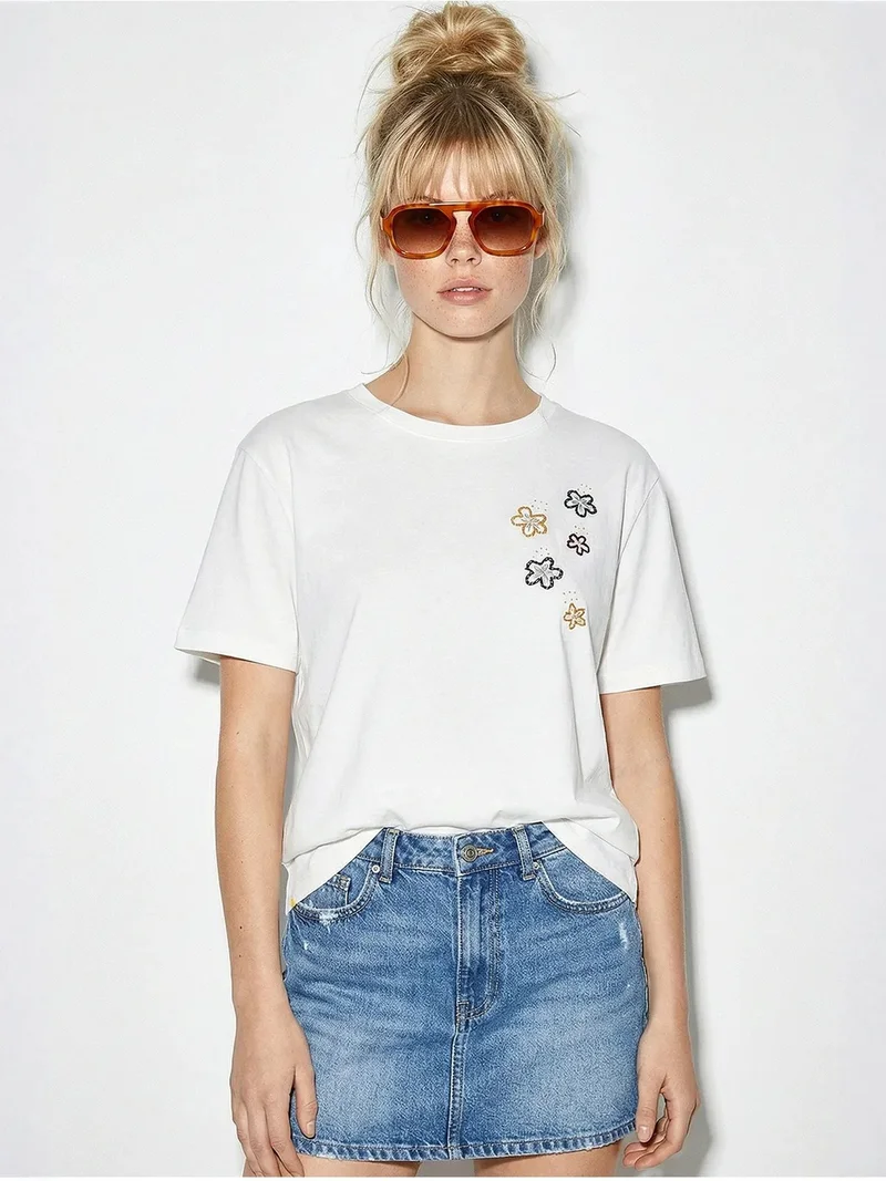 Bianco Lucci LUCCI Floral Embroidered Crew Neck T-Shirt