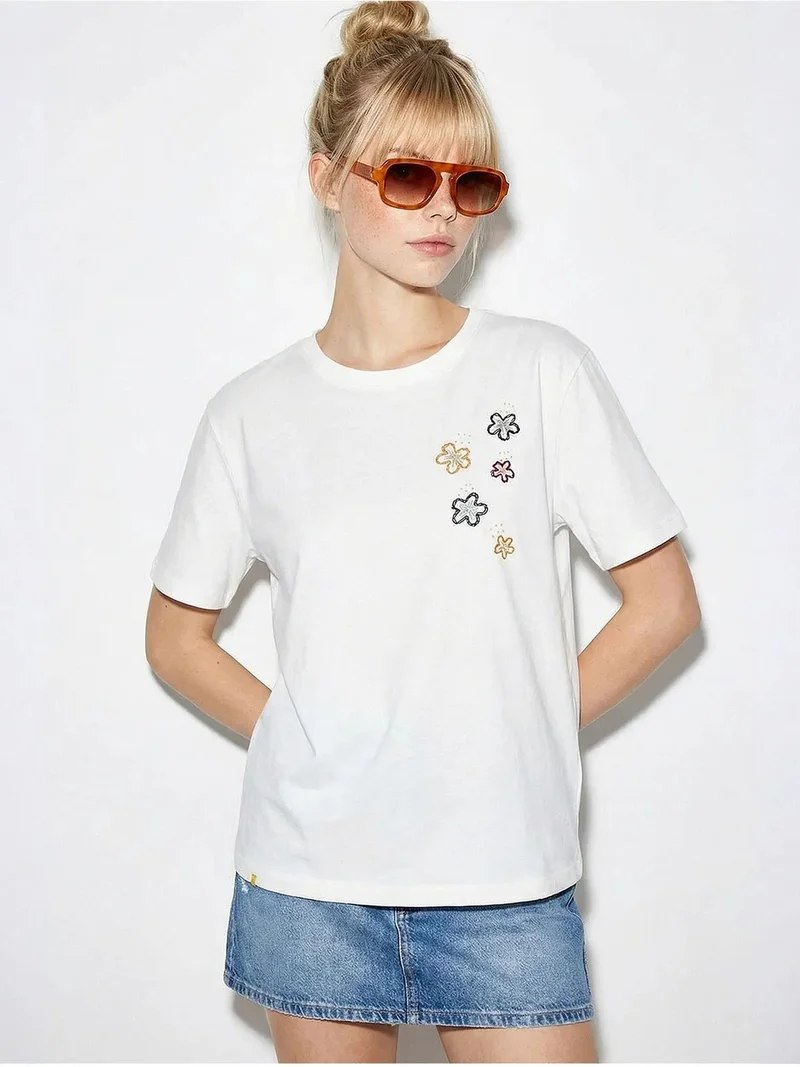Bianco Lucci LUCCI Floral Embroidered Crew Neck T-Shirt