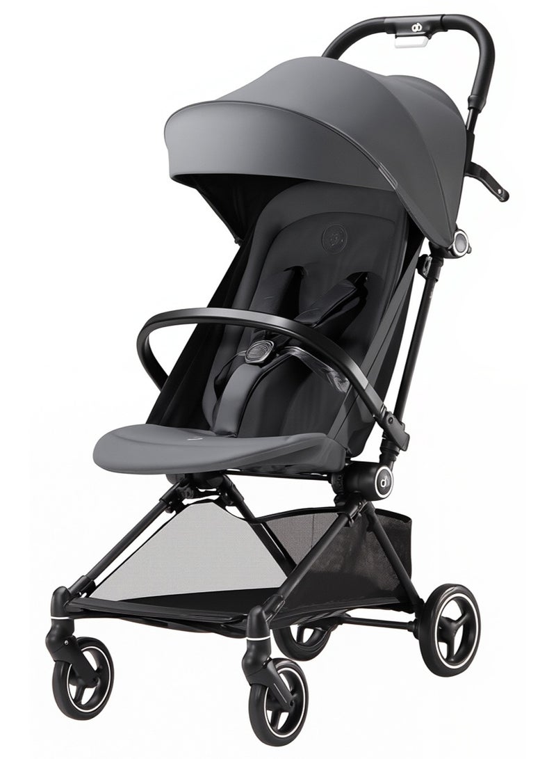 جي بي عربة أطفال gb FYN فائقة الخفة، وزنها 3.9 كجم، مصنوعة من ألياف الكربون، صغيرة الحجم وقابلة للطي، مناسبة للسفر بالطائرة، مزودة بمظلة حماية من الأشعة فوق البنفسجية بدرجة 50+، وحزام أمان خماسي النقاط، مثالية للسفر والاستخدام اليومي، لون رمادي داكن - Image 1