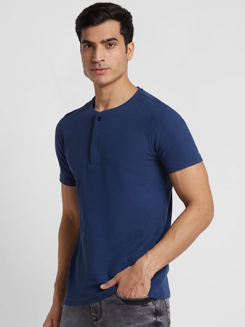 globus Globus Men Navy Solid Henley Neck Cotton Regular Fit Casual T-shirt