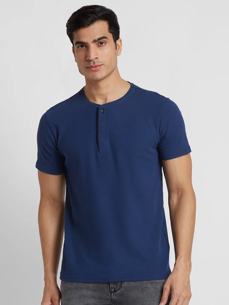 globus Globus Men Navy Solid Henley Neck Cotton Regular Fit Casual T-shirt