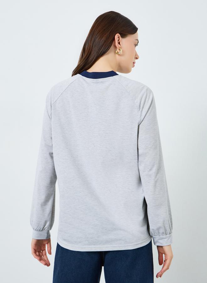 ستايلي تيشيرت مطرز بياقة على شكل حرف  وشريط مزخرف - Image 5