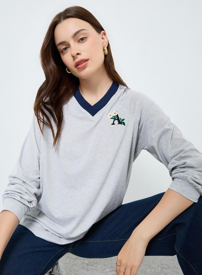 ستايلي تيشيرت مطرز بياقة على شكل حرف  وشريط مزخرف - Image 1