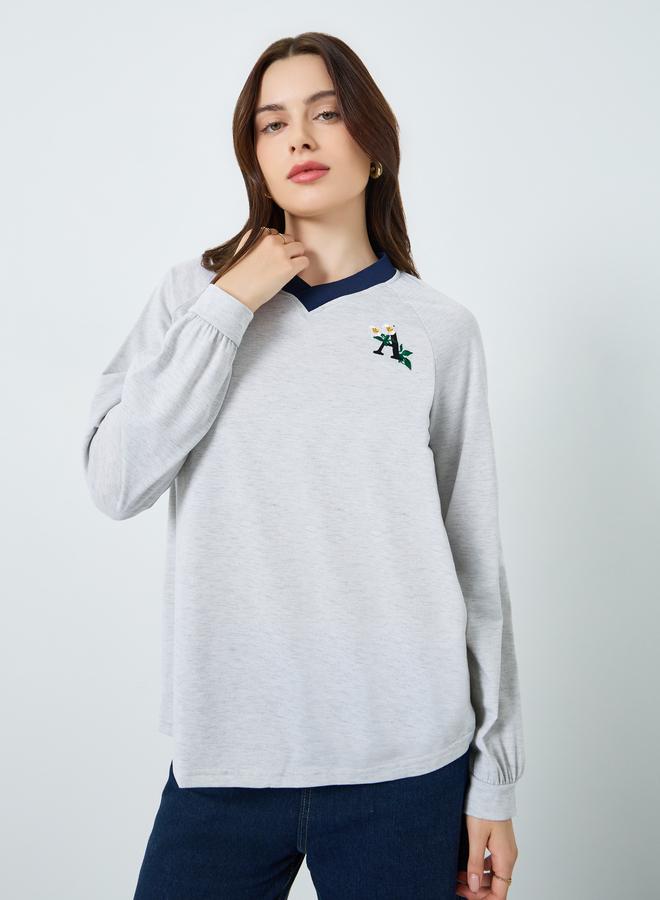 ستايلي تيشيرت مطرز بياقة على شكل حرف  وشريط مزخرف - Image 3