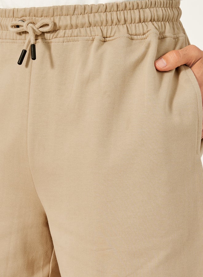 ستايلي شورت سادة فضفاض بأربطة خصر - Image 3