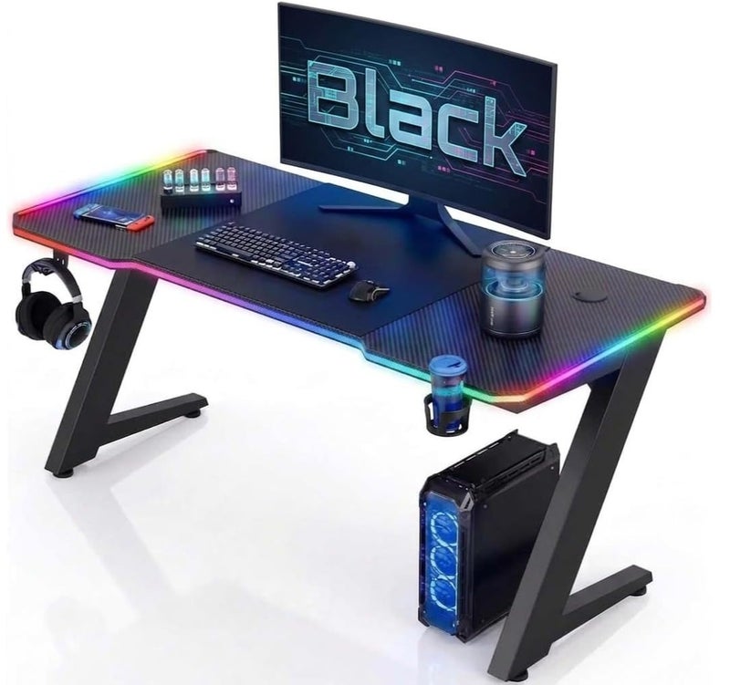 بلاك طاولة العاب بإضاءة RGB، على شكل حرف Z، مقاس 140 × 60 × 73 سم، بسطح بنقشة ألياف الكربون، حامل كوب، خطاف سماعات (أسود) - Image 1
