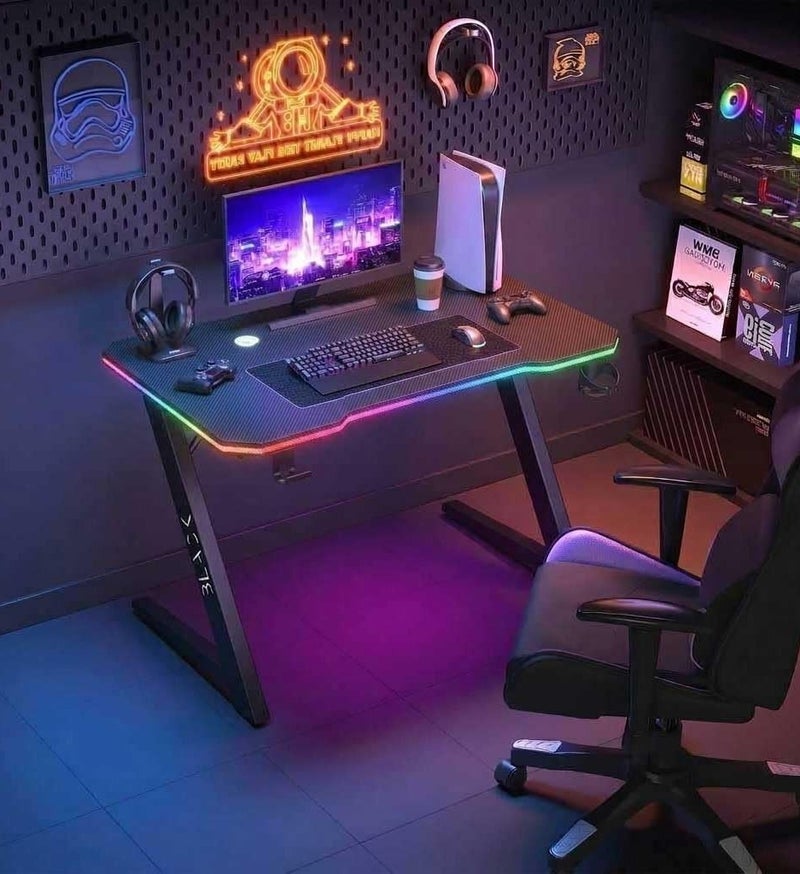 بلاك طاولة العاب بإضاءة RGB، على شكل حرف Z، مقاس 140 × 60 × 73 سم، بسطح بنقشة ألياف الكربون، حامل كوب، خطاف سماعات (أسود) - Image 2