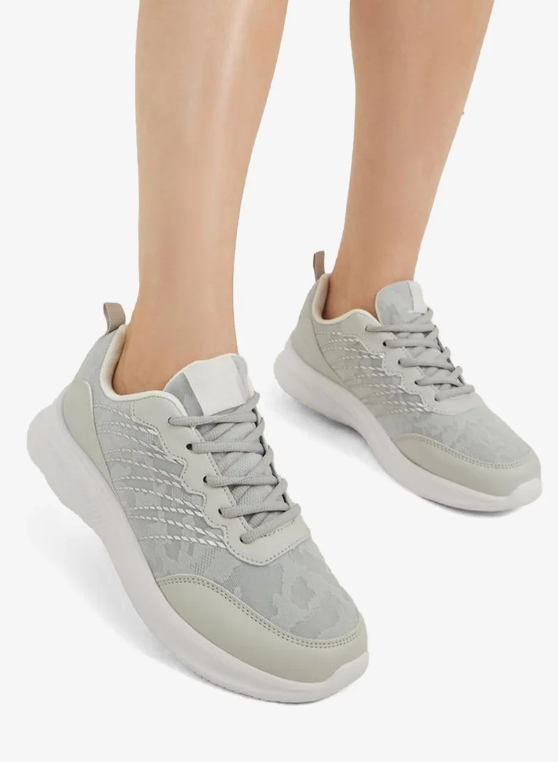 ستايلي اكتيف حذاء رياضي برباط بتصميم غرزة