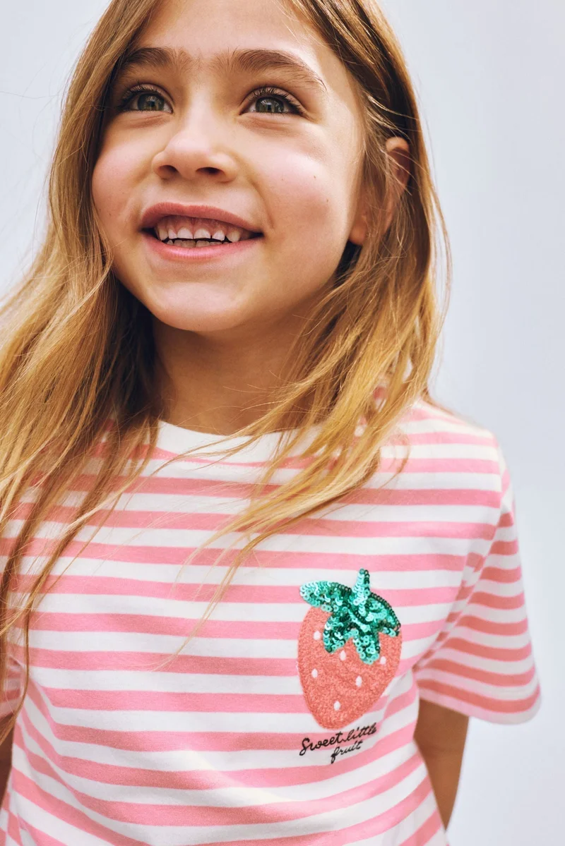 اتش اند ام تي-شيرت بتفاصيل مزخرفة