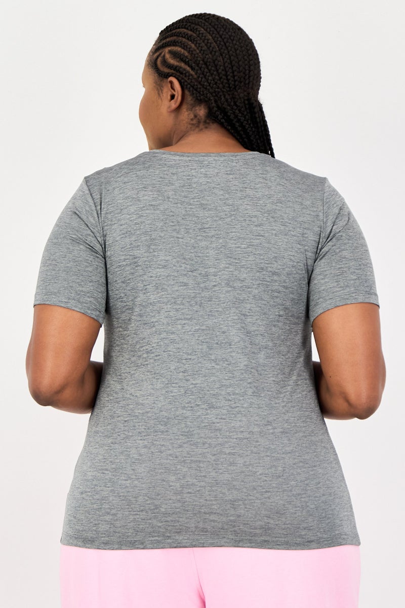 FILA تي شيرت تدريب قصير الأكمام للنساء بحجم كبير، رمادي - Image 2