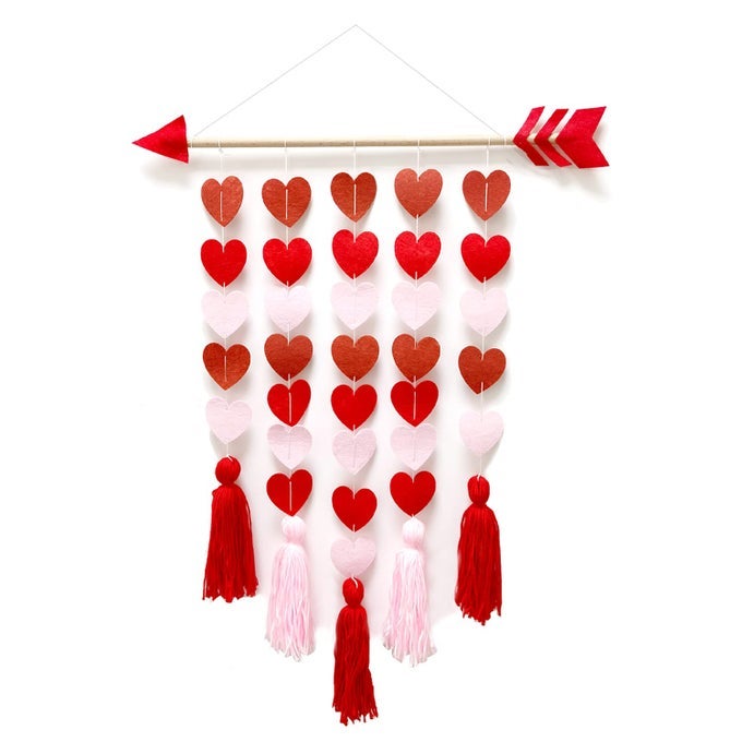 VALENTINES DAY TASSEL GARLAND BOHO WALL HANGING DECORATION CUPID WOODEN HANGING GARLAND WITH FELT HEARTS AND TASSELS FOR VALENTINES DAY WEDDING LIVING ROOM BEDROOM NURSERY ROOM DECORATION