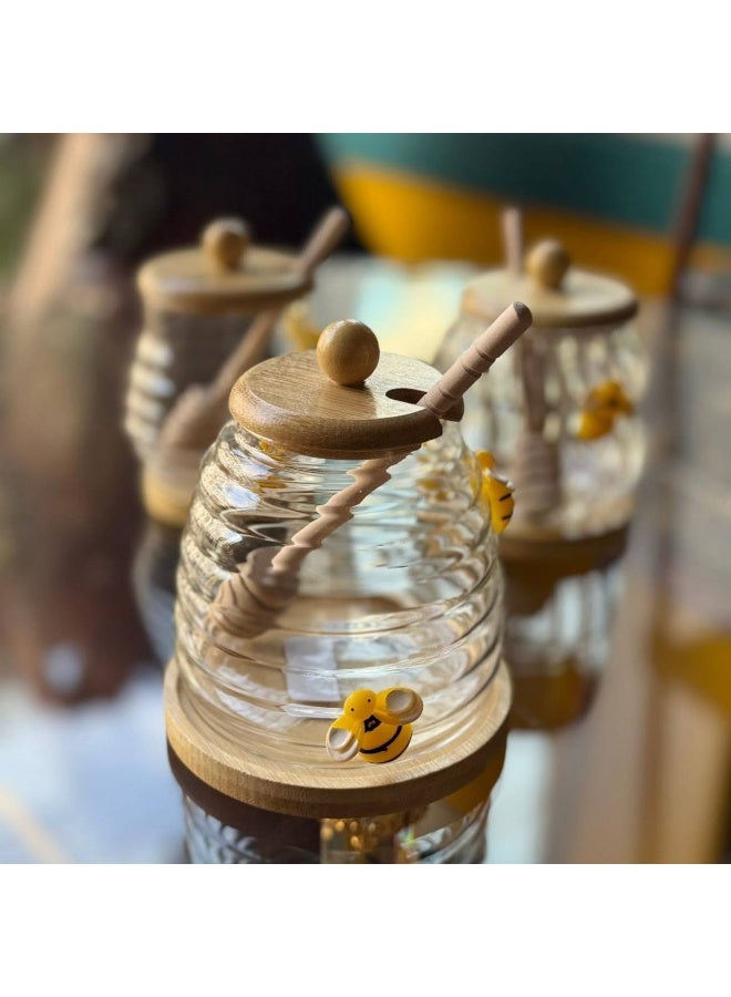 برطمان عسل معلقه خشبي على الغطاء