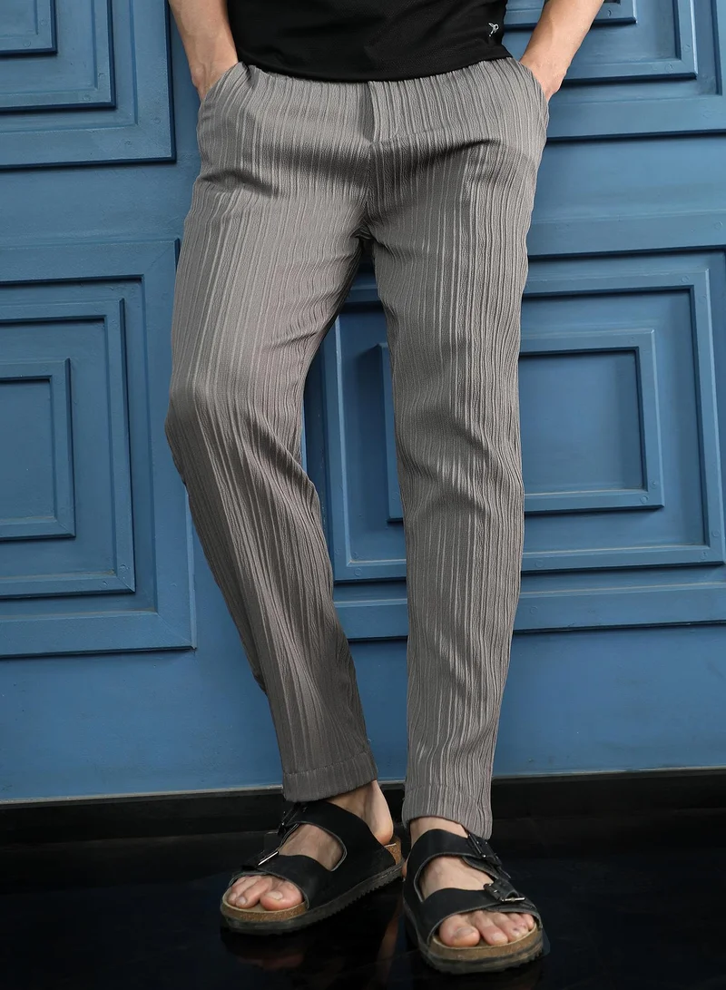 كامبوس سوترا بنطال Pin-Tactile Chino للرجال بخصر متوسط الارتفاع وقصة Italian-Fit، بإغلاق زر وحافة مستقيمة، بملمس بارز ومن قماش منسوج للاستخدام الكاجوال واليومي - رمادي قمري