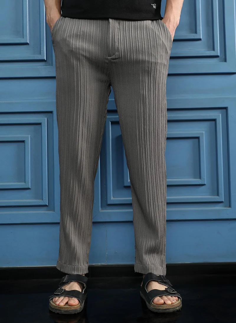 كامبوس سوترا بنطال Pin-Tactile Chino للرجال بخصر متوسط الارتفاع وقصة Italian-Fit، بإغلاق زر وحافة مستقيمة، بملمس بارز ومن قماش منسوج للاستخدام الكاجوال واليومي - رمادي قمري
