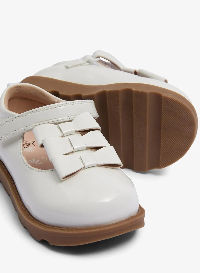 ماتلان حذاء بناتي أبيض بشريط على شكل حرف  وفيونكة