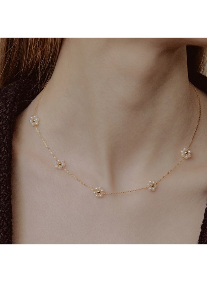 يوكانبي طقم أنيق من قطعتين – عقد وسوار من الفولاذ التيتانيوم مزين بزهور اللؤلؤ، إكسسوارات خفيفة الوزن وعصرية للنساء - Image 2