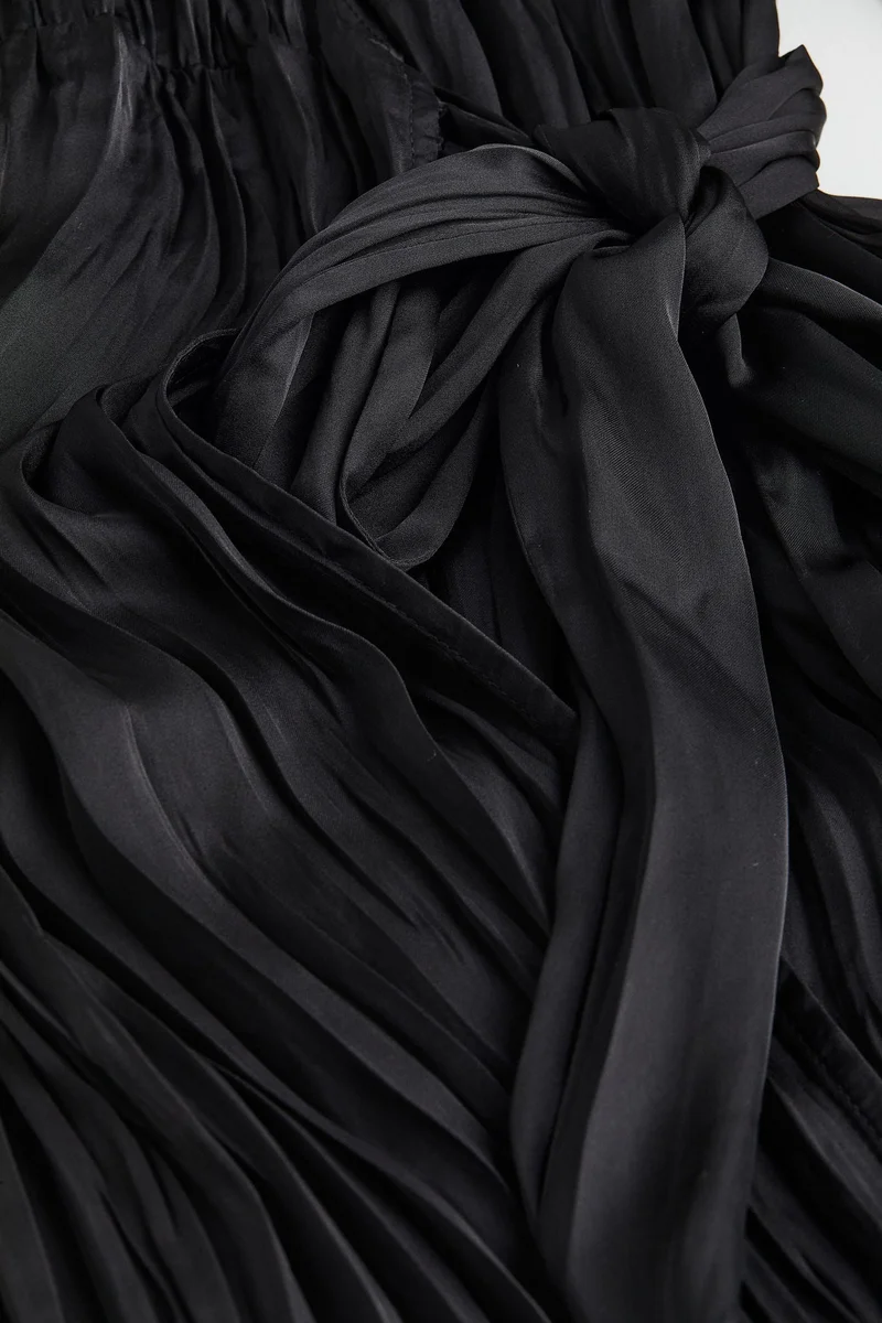 اتش اند ام فستان بتصميم ملفوف وأكمام بالون