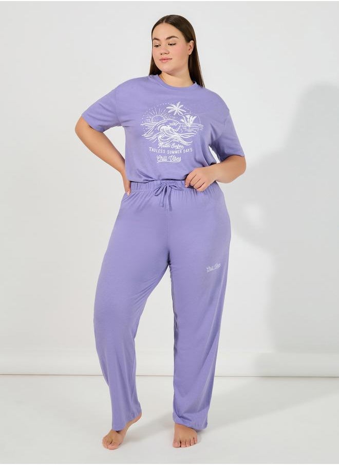 Plus Size Chill Vibes Graphic T-Shirt & Pyjama Set - pzsku/ZA963A486614FAD1C2D15Z/45/_/1729170239/376db5d1-b1aa-456e-bd11-7606b61c50fc