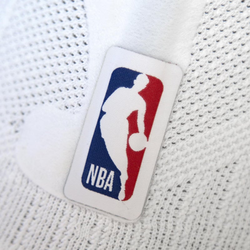 باورفيند Bauerfeind Sports Knee Support NBA - دعامة كرة السلة مرخصة رسميًا مع ضغط طبي - تصميم الأكمام مع وسادة جل أوميغا لتخفيف الألم وتثبيته (أبيض S) - Image 3
