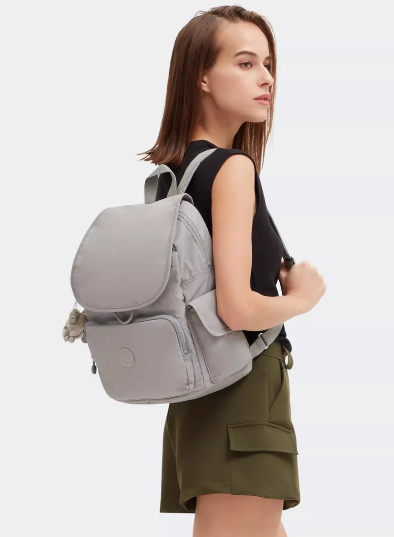كيبلينغ حقيبة ظهر نسائية صغيرة سيتي باك - رمادي جذاب - Image 2