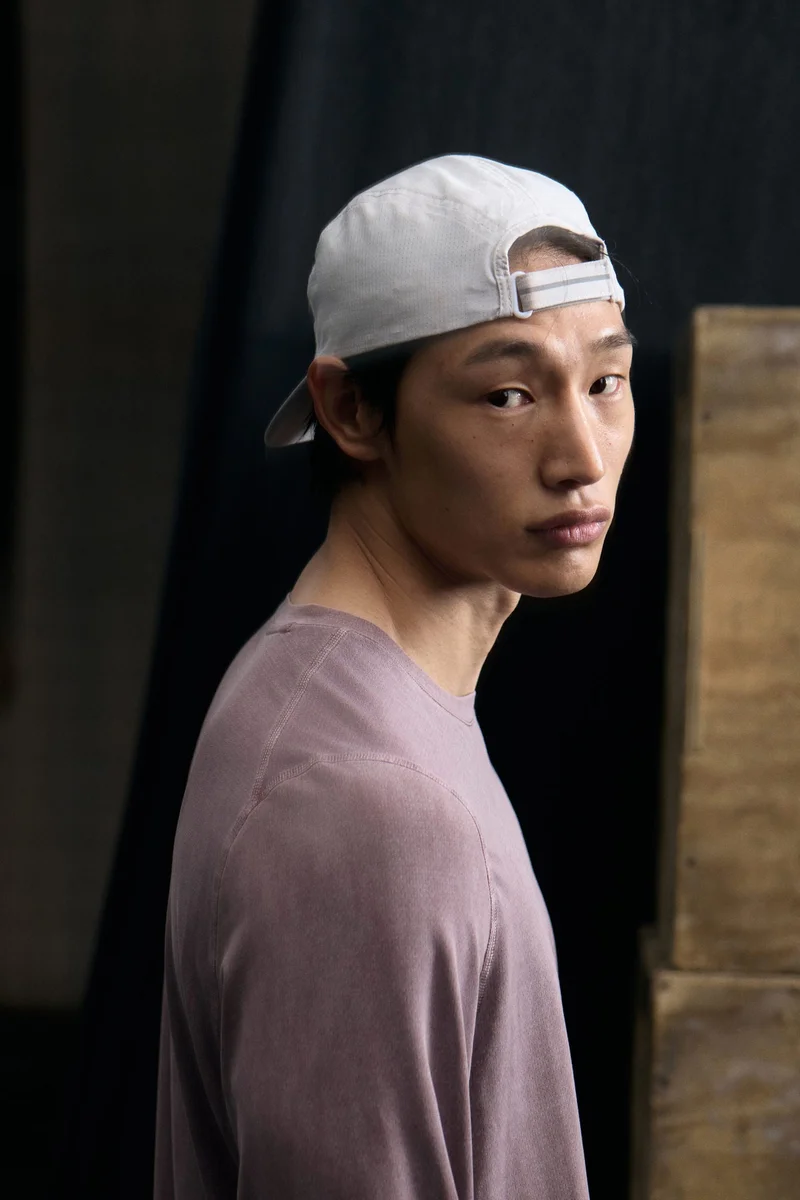 اتش اند ام بلوزة رياضية بقصّة ماسل من قماش دراي موف