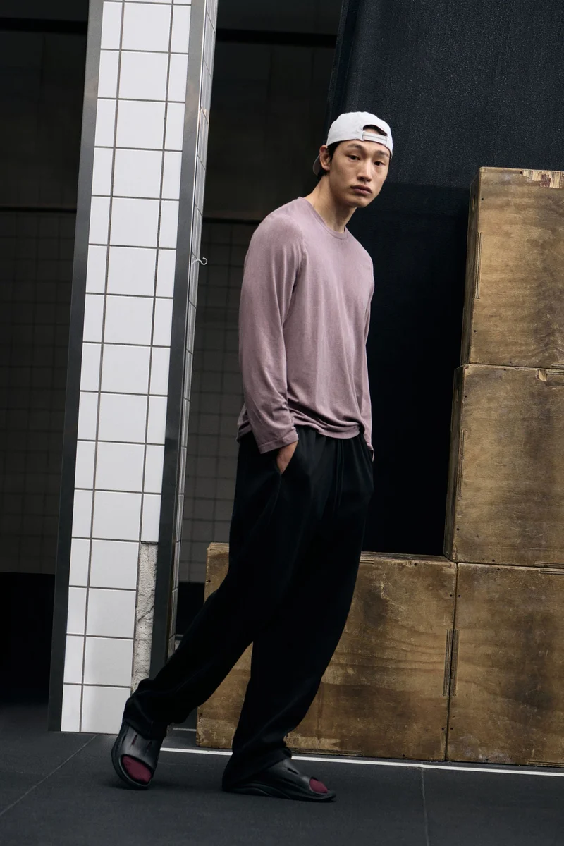 اتش اند ام بلوزة رياضية بقصّة ماسل من قماش دراي موف