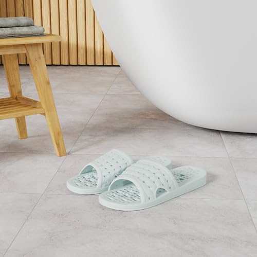 COZYAREA أحذية استحمام COZYAREA سريعة الجفاف غير قابلة للانزلاق للرجال والنساء، منزلقات منزلية باللون الأزرق الفاتح، مقاس 7.5-8 نساء/6.5-7 رجال - Image 2