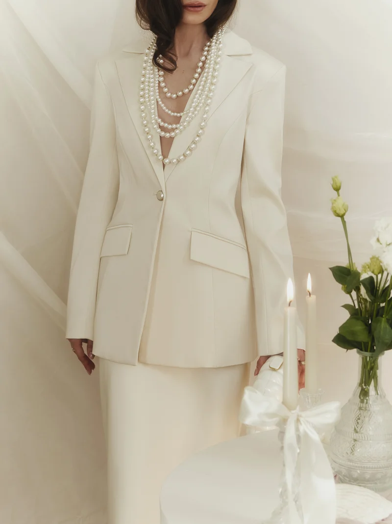 Straight single-breasted jacket with pearlescent buttons