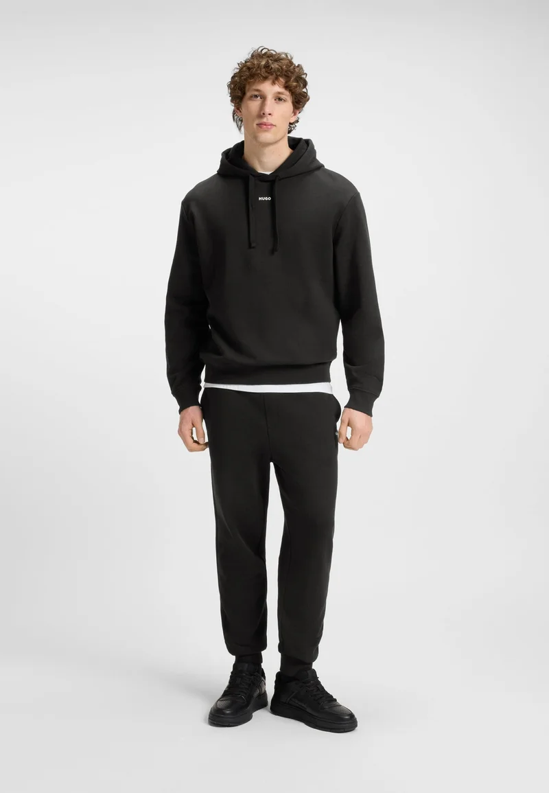 هوجو طقم رياضي قطعتين بقصة مريحة وشعارات متباينة