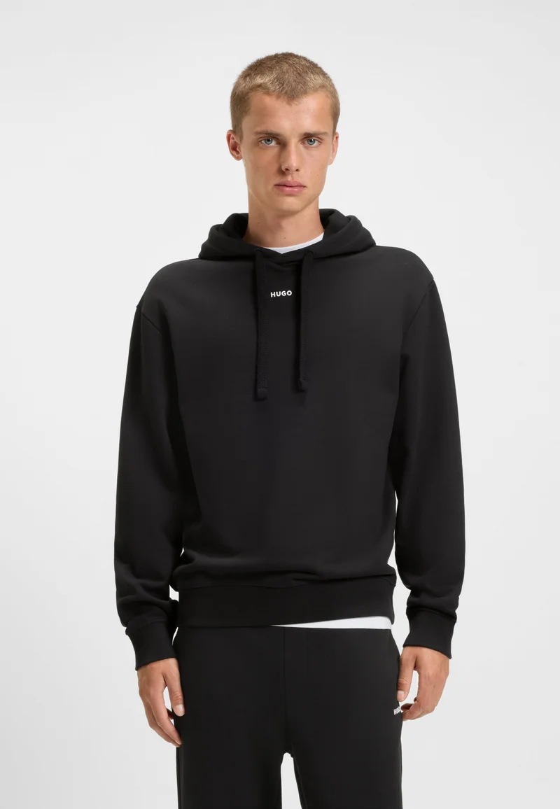 هوجو طقم رياضي قطعتين بقصة مريحة وشعارات متباينة