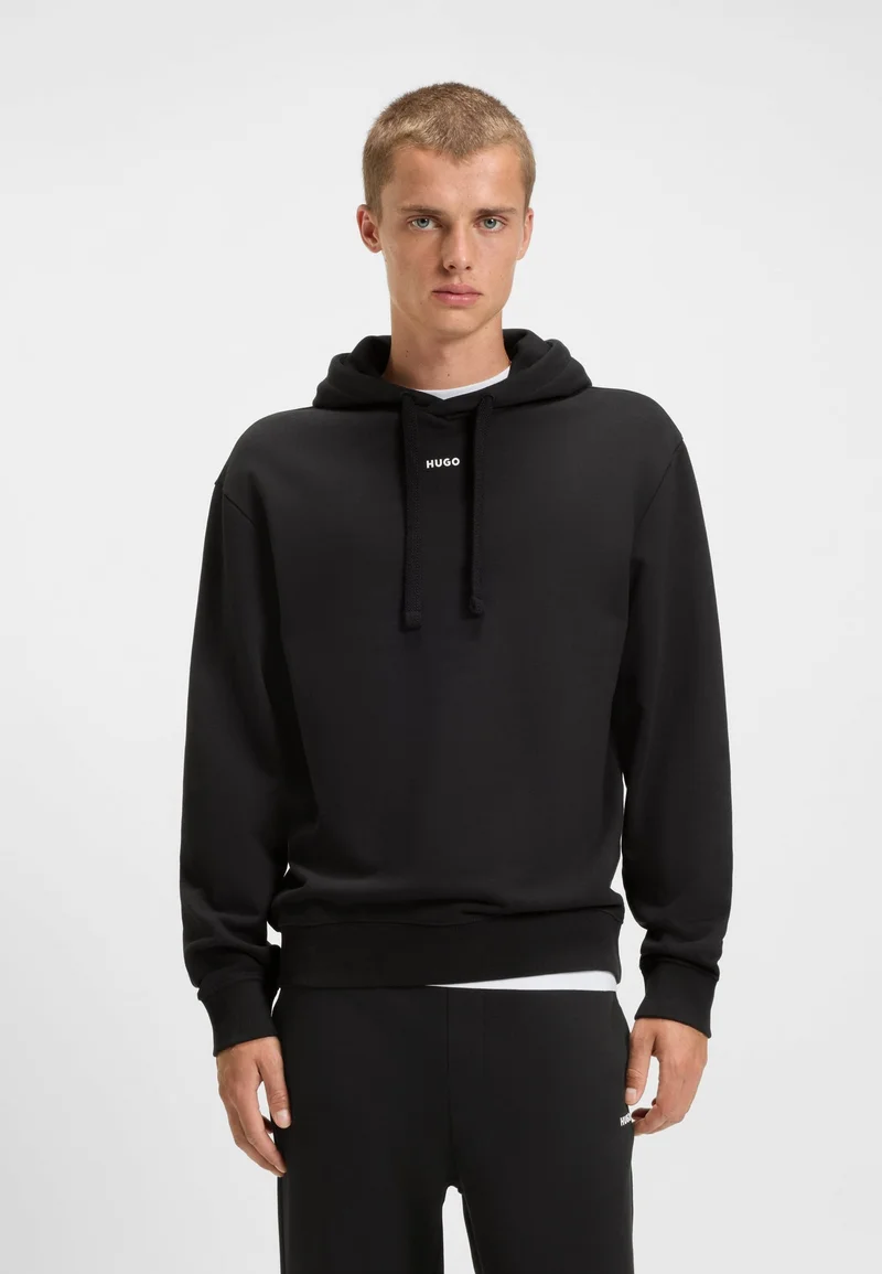 هوجو طقم رياضي قطعتين بقصة مريحة وشعارات متباينة