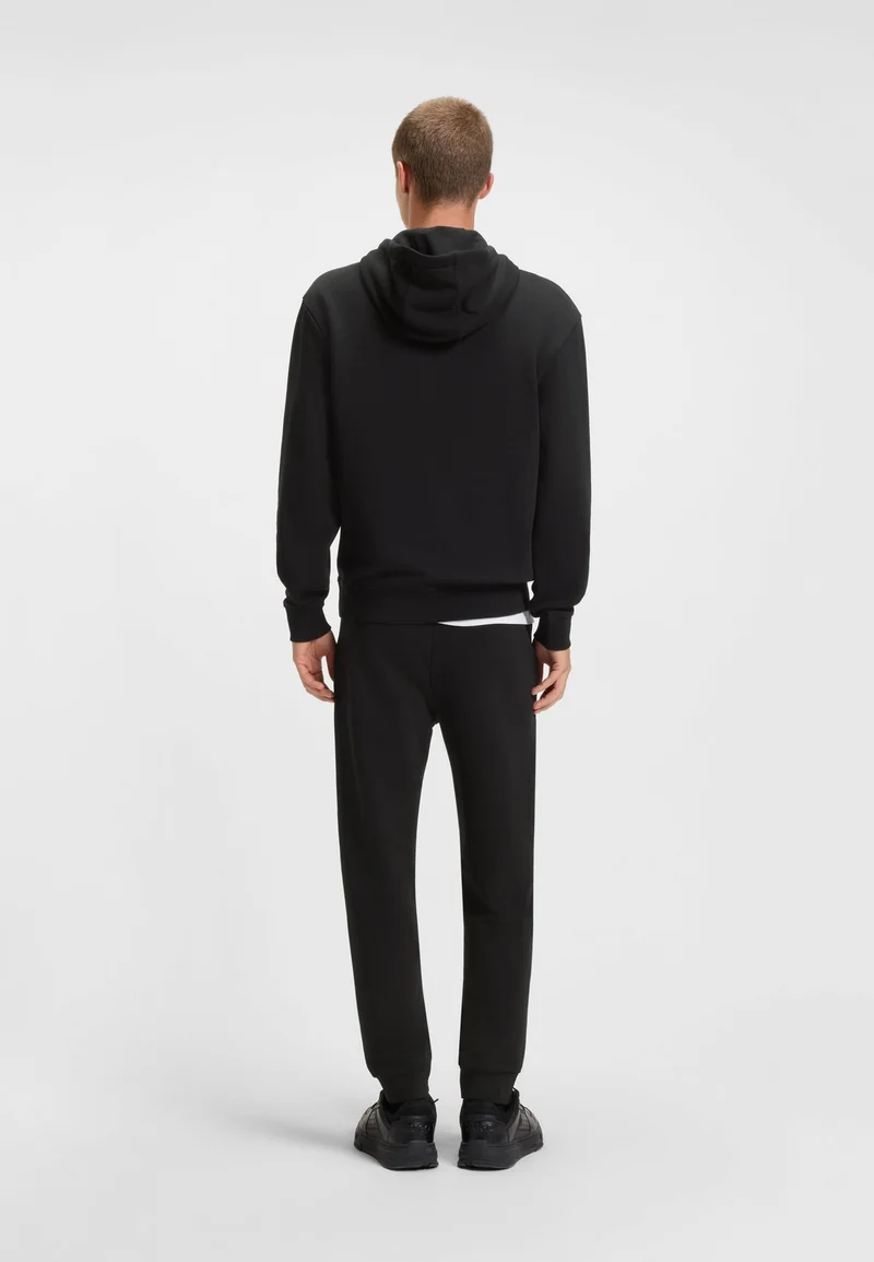 هوجو طقم رياضي قطعتين بقصة مريحة وشعارات متباينة