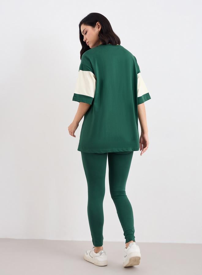 ستايلي مجموعة من ليقنز مع تيشيرت فضفاض بنمط كتل الالوان - Image 4