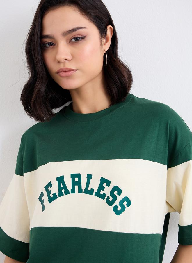 ستايلي مجموعة من ليقنز مع تيشيرت فضفاض بنمط كتل الالوان - Image 3