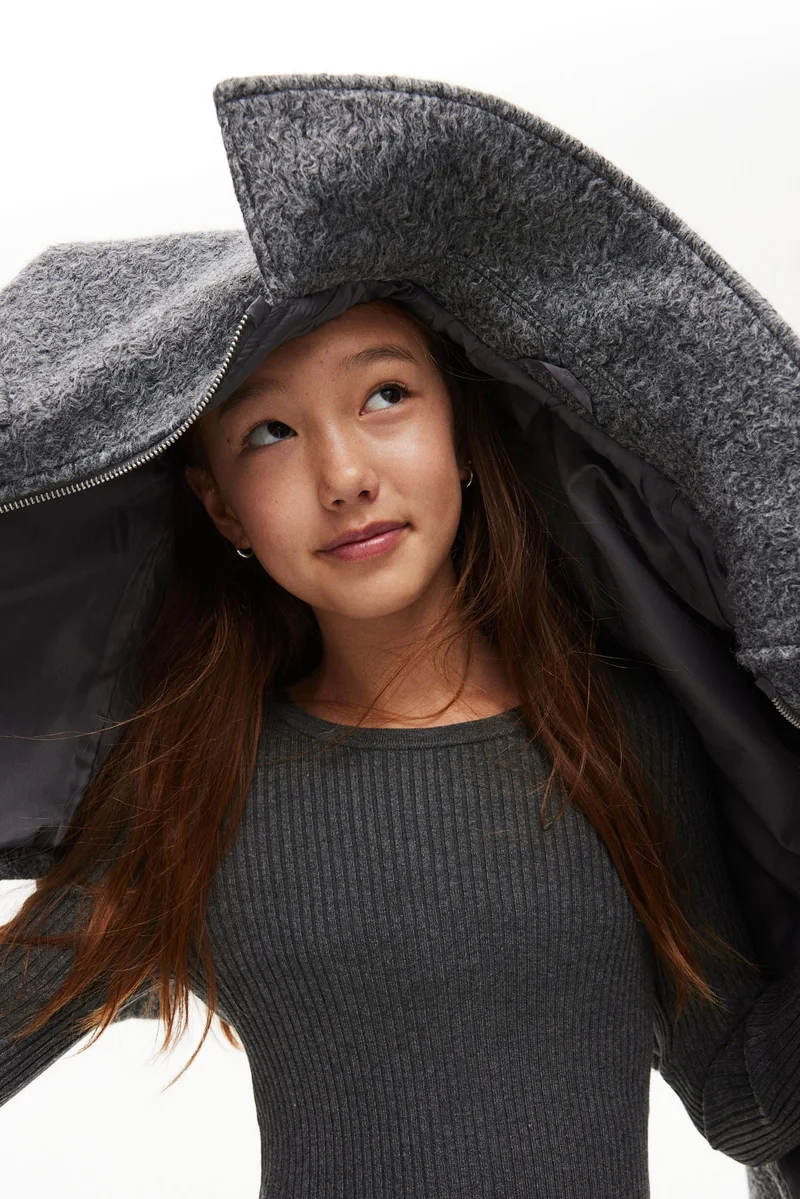 اتش اند ام طقم مكون من بلوزة وتنورة من نسيج مرن - عبوة من قطعتين