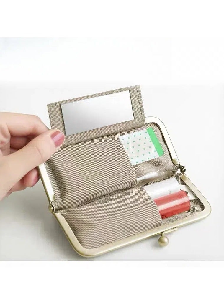 عام حقيبة حفاظ على المكياج بالتصميم كرتوني من سانريو. إنها حقيبة لطيفة ومحمولة، تحظى بشعبية وفأرة في الأزياء. لها فوهة أفقية ومشبك ذهب، مما يجعلها رائعة. - Image 3