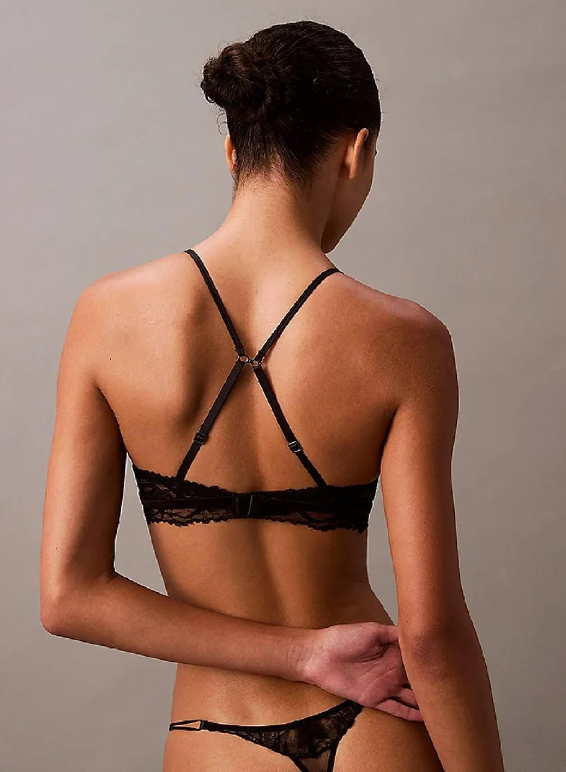 كالفن كلاين برا بتصميم مثلث من الدانتيل