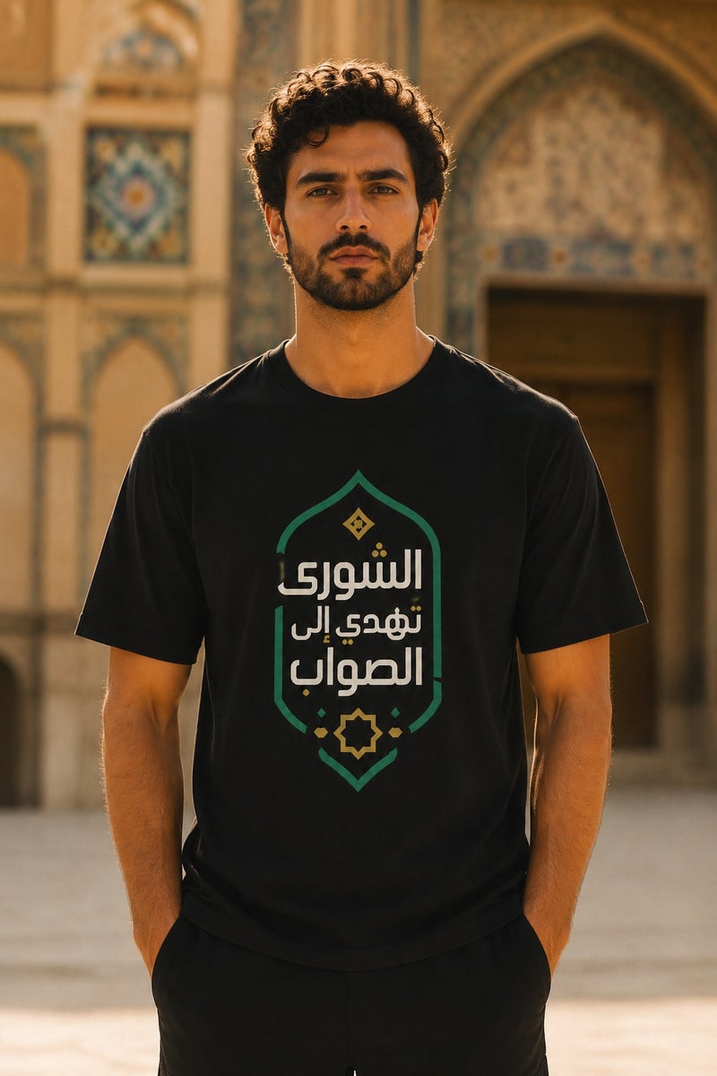تي شيرت رجالي أسود بطبعة خط عربي أنيق تصميم عصري بأكمام قصيرة وياقة دائرية - Image 2
