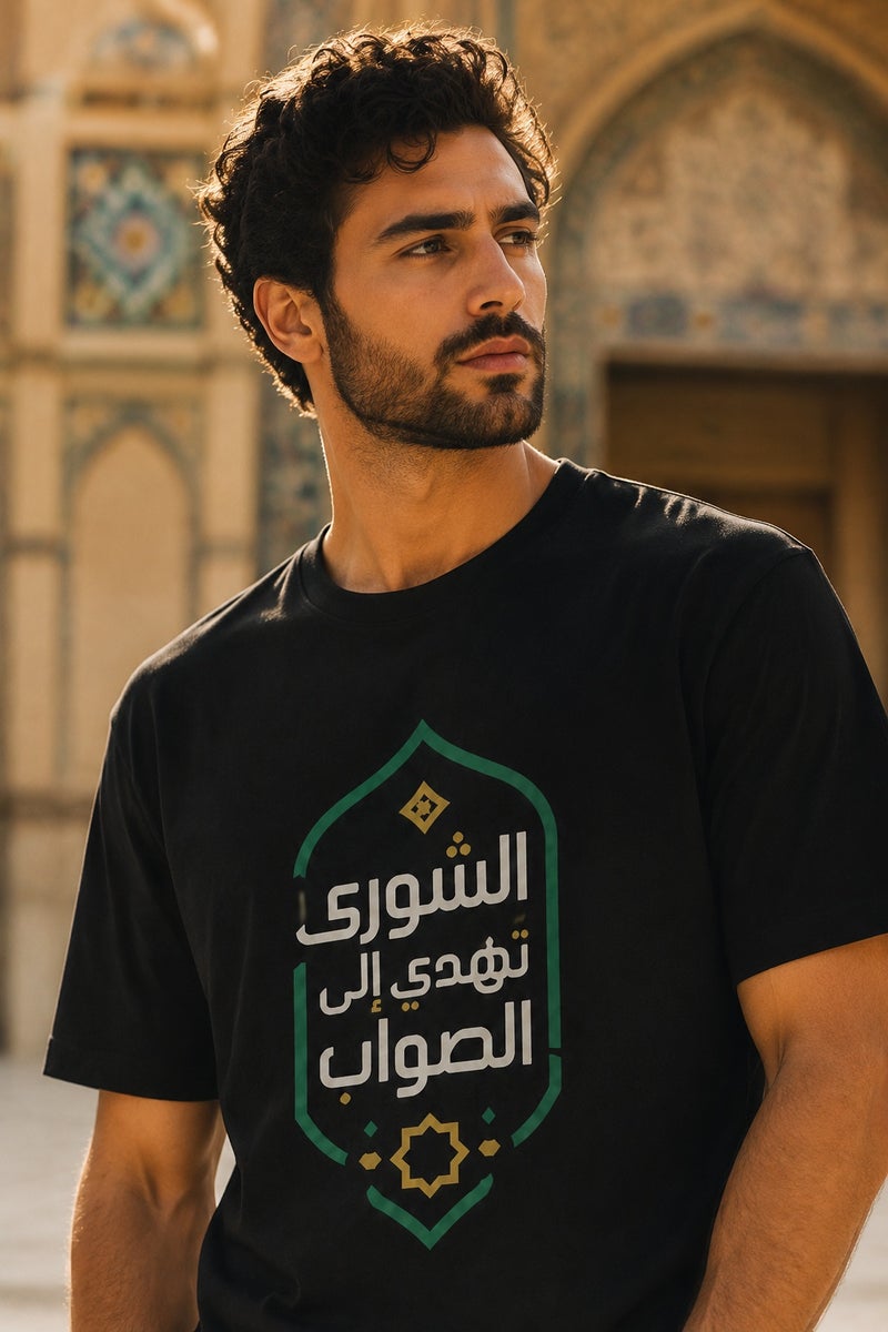 تي شيرت رجالي أسود بطبعة خط عربي أنيق تصميم عصري بأكمام قصيرة وياقة دائرية - Image 1