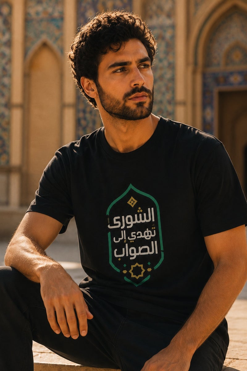 تي شيرت رجالي أسود بطبعة خط عربي أنيق تصميم عصري بأكمام قصيرة وياقة دائرية - Image 4